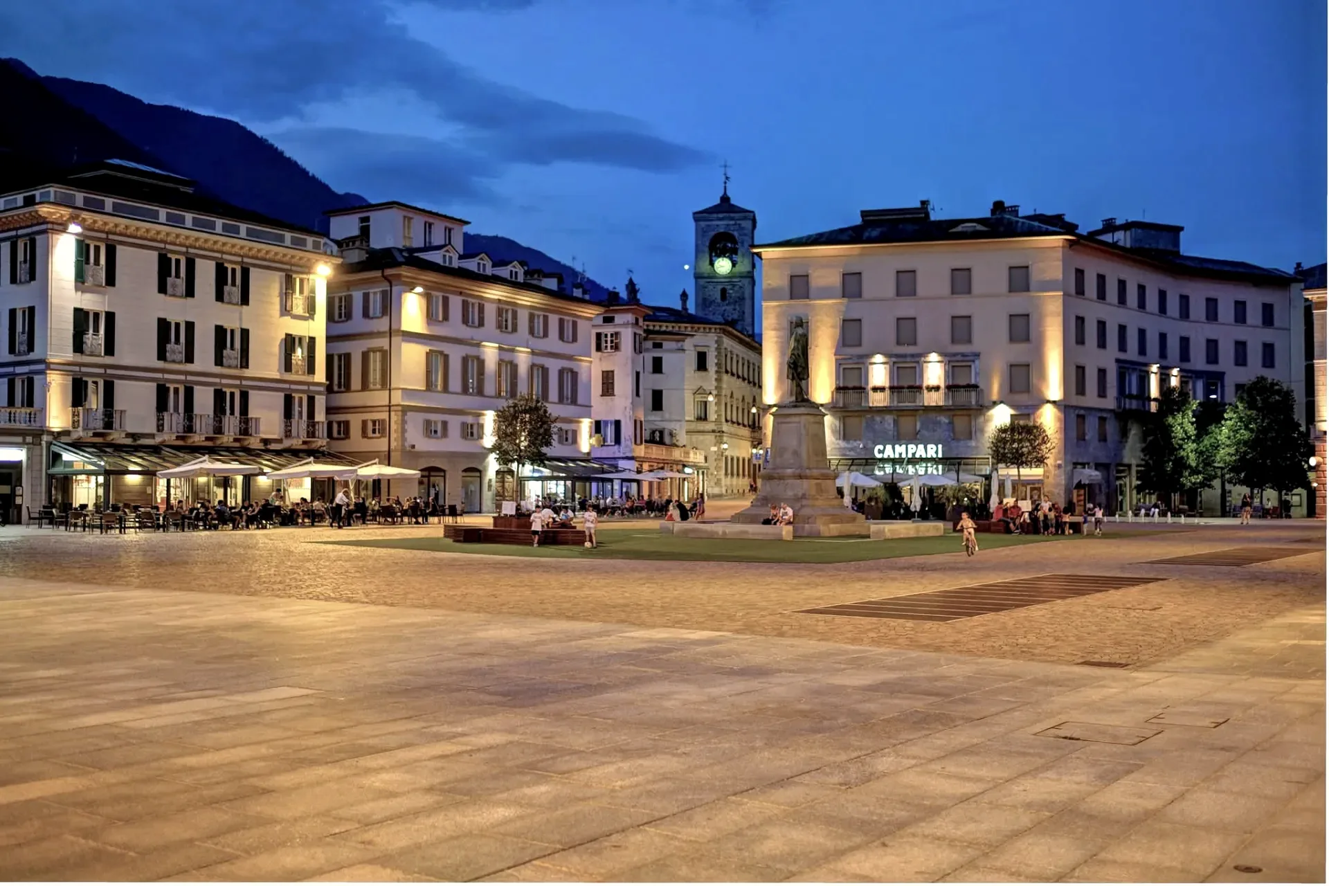 Piazza Garibaldi a Sondrio al tramonto
